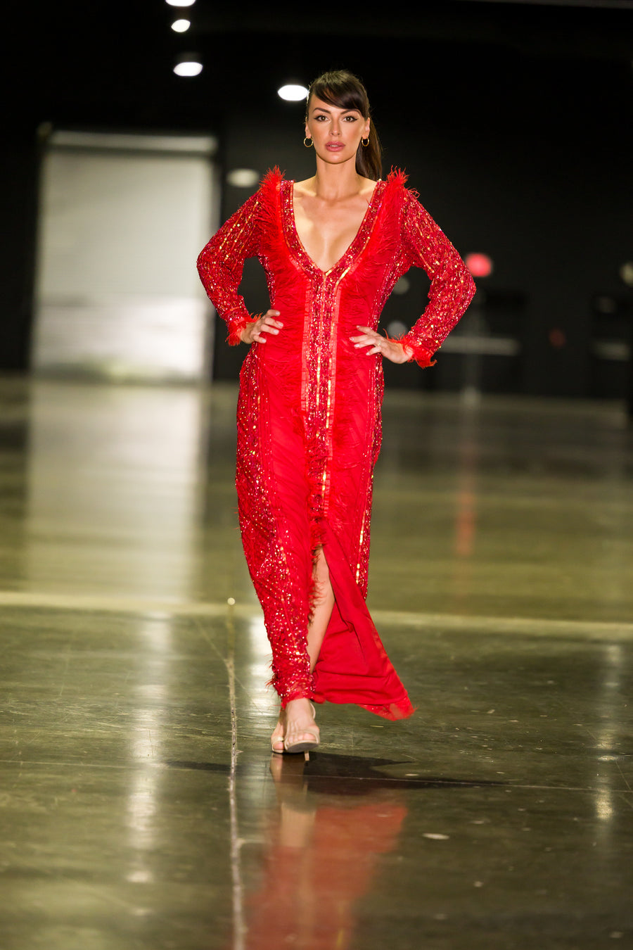 Amor Bello Vestido Rojo Cristales y Plumas