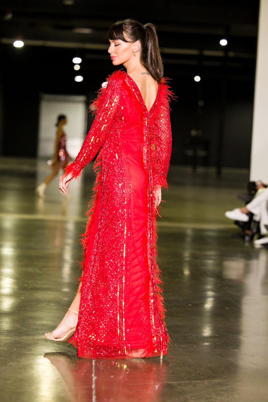 Amor Bello Vestido Rojo Cristales y Plumas