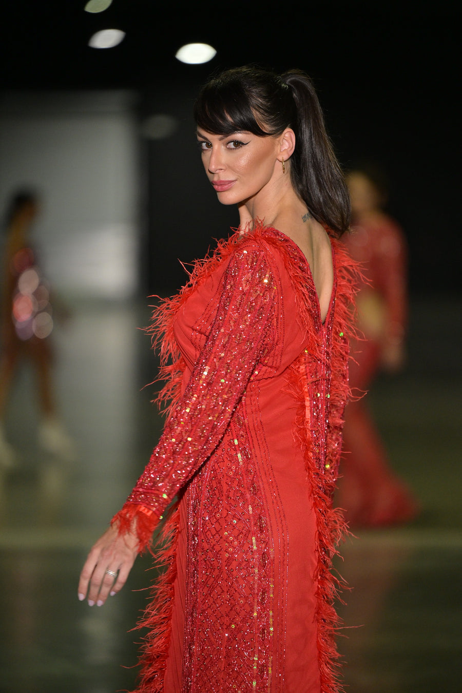 Amor Bello Vestido Rojo Cristales y Plumas